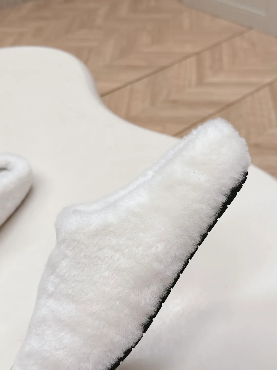 👟👟Ex-factory price 520👟👟 Prada prada25 autumn and winter furry slippers series, half-slip wool slippers, classic triangle buckle, comfortable, cute, cute, fashionable, elegant and versatile, the wool is comfortable and soft, awakening the warmth of autumn and winter. Let you walk comfortably from morning to night. Pair it with socks to easily cope with the changing seasons. Wool, sheep pattern lining, original outsole! 35-40 yards